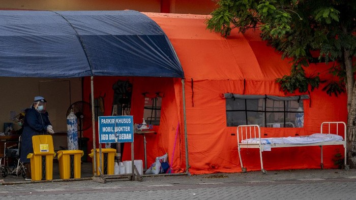 Sejumlah tenaga medis menaikkan seorang pasien ke atas ambulance di Intalasi Gawat Darurat Rumah Sakit Undata, Palu, Sulawesi Tengah, Sabtu (7/8/2021). Satgas COVID-19 Sulawesi Tengah mengonfirmasi telah terjadi peningkatan angka kasus COVID-19 yang cukup siginifikan mencapai 5.875 kasus sejak 1 hingga 7 Agustus 2021 di wilayah Sulteng atau secara kumulatif menjadi sebanyak 28.696 kasus. ANTARA FOTO/Basri Marzuki/foc.