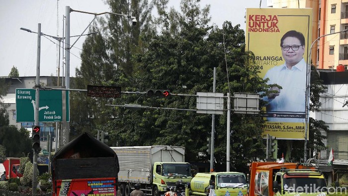 Pilpres 2024, Baliho Airlangga Penuhi Kota Bekasi Aura Pilpres 2024 perlahan mulai terasa. Baliho-baliho tokoh sudah dipasang di jalan-jalan, salah satunya adalah Ketum Golkar Airlangga Hartarto.
