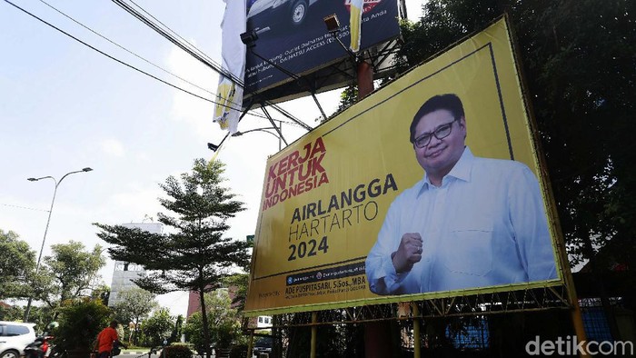 Pilpres 2024, Baliho Airlangga Penuhi Kota Bekasi Aura Pilpres 2024 perlahan mulai terasa. Baliho-baliho tokoh sudah dipasang di jalan-jalan, salah satunya adalah Ketum Golkar Airlangga Hartarto.