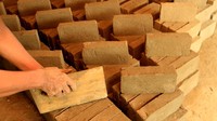 Proses produksi batu bata masih dilakukan secara tradisional.