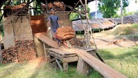 Produksi batu bata sejak beberapa bulan terakhir mengalami peningkatan hingga 80 persen dari biasanya seiring meningkatnya permintaan untuk pembangunan perumahan bersubsidi di kawasan itu.