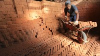 Pekerja membongkar muat batu bata usai proses pembakaran di salah satu tempat produksi di Desa Lambada Peukan, Darussalam, Aceh Besar, Aceh, Minggu (8/8/2021).