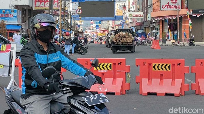Pusat Kota Garut Berlakukan Ganjil Genap Pemda Garut memberlakukan sistem ganjil-genap di pusat perkotaan. Tujuannya untuk membatasi mobilitas warga di tempat keramaian.