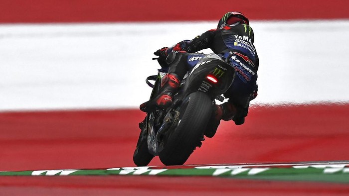 Yamaha French rider Fabio Quartararo steers his motorbike during the second free practice session ahead of the Styrian Motorcycle Grand Prix at the Red Bull Ring race track in Spielberg, Austria on August 6, 2021. (Photo by JOE KLAMAR / AFP)