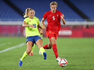 Atlet Bola Kanada Ukir Sejarah Olimpiade, Jadi Transgender Pertama Raih Emas