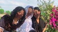 Bersama kedua anaknya, Reza Artamevia mengunjungi makam Adjie Massaid. Foto: Instagram Reza Artamevia