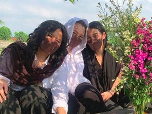 Reza Artamevia Ziarah ke Makam Adjie Massaid Usai Bebas dari Penjara