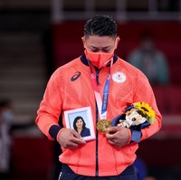 Ada momen di mana tampak mata atlet 31 tahun itu berkaca-kaca. Dia merebut medali emas dari cabang olahraga kata putra pada Jumat (6/8/2021). Skor terakhir Ryo adalah 28,72 dari nilai maksimal Ryo berhasil mengalahkan karateka asal Spanyol Damian Quintero. Foto: Getty Images/Harry How