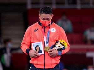Haru, Atlet Karate Bawa Foto Mendiang Ibu Saat Dapat Medali Emas di Olimpiade