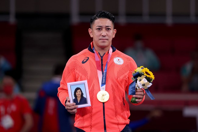 Perkenalkan ini atlet Olimpiade Tokyo 2020 yang bikin haru netizen. Atlet karate bernama Ryo Kiyuna ini membawa foto mendiang ibunya saat mendapat medali emas. Foto: Getty Images/Harry How