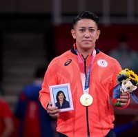 Perkenalkan ini atlet Olimpiade Tokyo 2020 yang bikin haru netizen. Atlet karate bernama Ryo Kiyuna ini membawa foto mendiang ibunya saat mendapat medali emas. Foto: Getty Images/Harry How