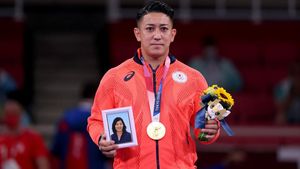 Foto: Momen Haru Karateka Bawa Foto Mendiang Ibu Saat Dapat Emas di Olimpiade