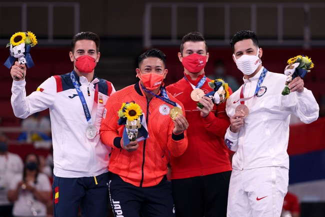 Inilah momen haru atlet asal Okinawa, Jepang itu saat menerima medali emas di podium. Foto: Getty Images/Harry How