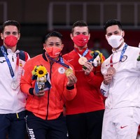 Inilah momen haru atlet asal Okinawa, Jepang itu saat menerima medali emas di podium. Foto: Getty Images/Harry How