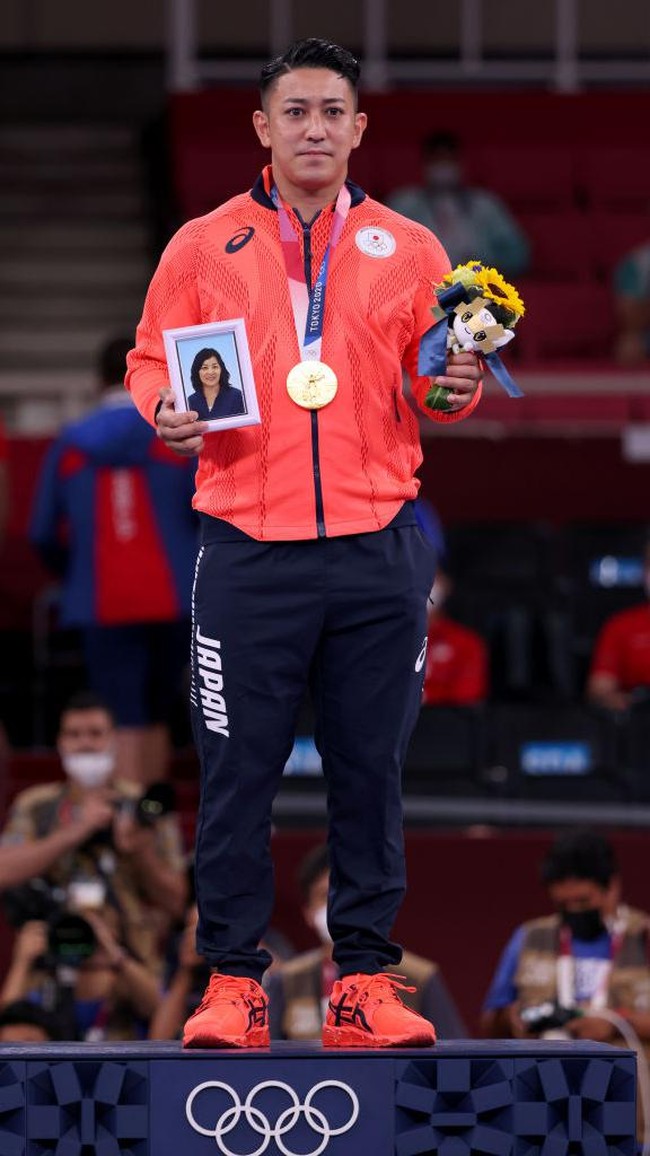 Ibuku sangat ingin melihat medali emas yang aku raih. Dia meninggal dua tahun lalu dan aku senang dia melihatku di sini, ungkap Ryo, seperti dikutip dari Yahoo Lifestyle. Foto: Getty Images/Harry How