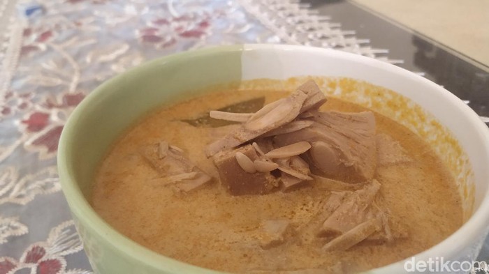 Ada cerita jangan atau sayur lodeh sebagai uapaya tolak bala ketika pagebluk atau wabah penyakit melanda. Apa keistimewaan sayur lodeh?