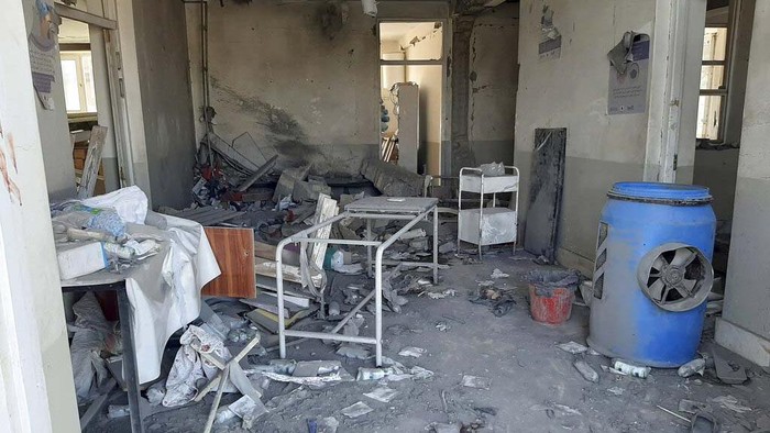 Serangan Taliban di Kota Lashkar Gah Afghanistan Hancurkan Klinik Afghans inspect a damaged building after airstrikes in Lashkar Gah city of Helmand province, southern of Kabul, Afghanistan, Sunday, Aug. 8, 2021. Airstrikes in southern Afghanistan damaged a health care clinic and high school in the capital of Helmand province, a provincial council member said Sunday. (AP Photo/Abdul Khaliq)