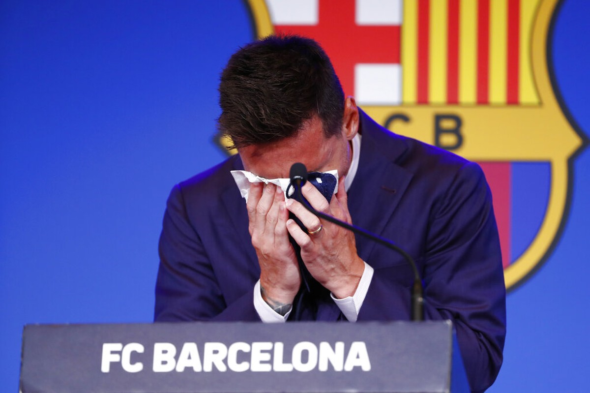 Messi menangis saat sesi perpisahan dengan Barcelona. Foto: AP/Joan Monfort