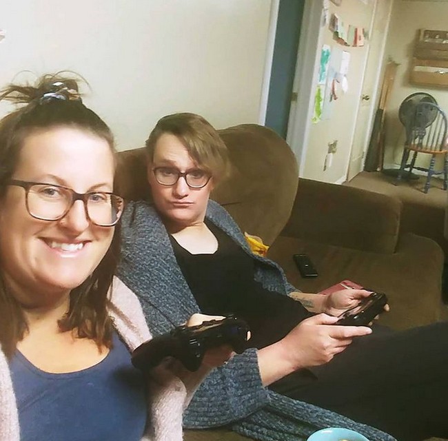 Penampilan Tea-Lynn pun semakin feminin dengan mengenakan baju-baju wanita. Istrinya Gabrielle mengaku mendukung sepenuhnya. Dia masih orang yang sama, dia tertawa di tipe humor yang sama, jadi di pikiranku dia tetaplah orang yang sama dan tidak masalah ketika dia berbusana feminin dan mengubah namanya, jelas Gabrielle. Foto: dok. Instagram/@tealynnvd