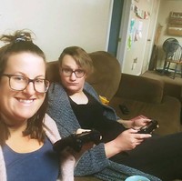 Penampilan Tea-Lynn pun semakin feminin dengan mengenakan baju-baju wanita. Istrinya Gabrielle mengaku mendukung sepenuhnya. Dia masih orang yang sama, dia tertawa di tipe humor yang sama, jadi di pikiranku dia tetaplah orang yang sama dan tidak masalah ketika dia berbusana feminin dan mengubah namanya, jelas Gabrielle. Foto: dok. Instagram/@tealynnvd