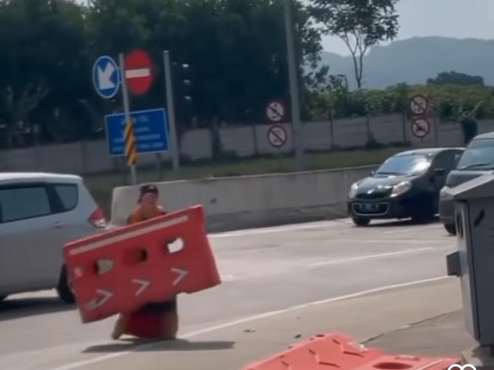Wanita diduga ODGJ melempar pembatas jalan di Tol Soroja