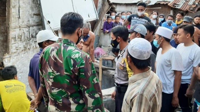 Warga Banyuwangi tewas usai lemas tak berdaya dalam sebuah sumur tua. Diduga, korban tewas karena menghirup gas beracun.
