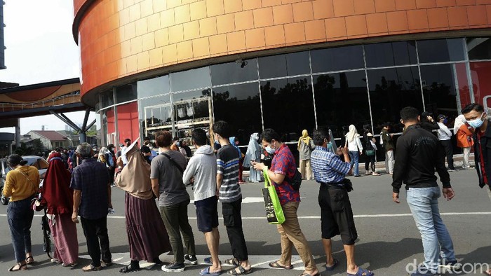 Warga Kota Bekasi antusias saat mengikuti vaksinasi massal COVID-19. Begini antrian warga saat vaksinasi massal di salah satu mal.