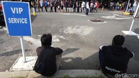Warga menyaksikan antrian vaksinasi COVID-19.