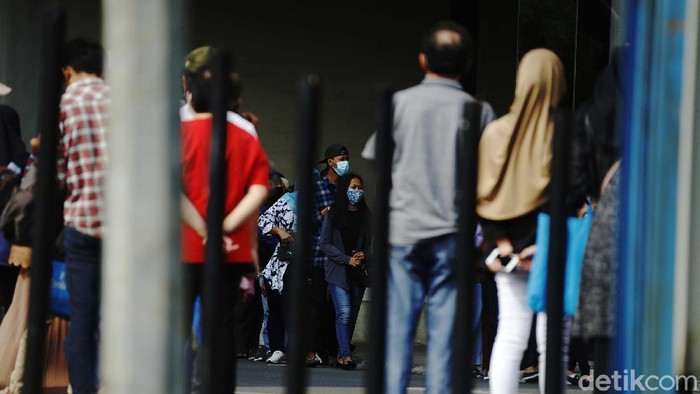 Warga Kota Bekasi antusias saat mengikuti vaksinasi massal COVID-19. Begini antrian warga saat vaksinasi massal di salah satu mal.