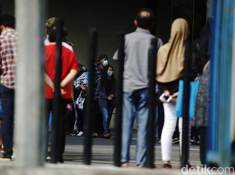 Antrean Panjang Warga Bekasi Demi Vaksinasi
