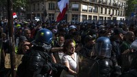 Presiden Emmanuel Macron mengeluarkan peraturan yang mewajibkan vaksinasi lengkap terhadap COVID-19, tes negatif, atau baru pulih dari virus untuk menikmati kegiatan sehari-hari seperti ke kafe atau bepergian ke luar kota.