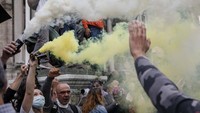 Namun para penentang, yang kini menggelar protes empat akhir pekan berturut-turut, berpendapat aturan itu melanggar kebebasan sipil di negara di mana kebebasan individu dihargai.