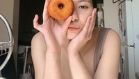  Ini bukti kalau Shalom memang jago masak. Dia bahkan bisa membuat donat dengan sempurna. Foto: Instagram @sharazaaa