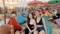 Liburan ke Bali sebelum pandemi bersama teman-temannya. Shalom lebih pilih nikmati minuman segar dengan pemandangan pantai yang indah. Foto: Instagram @sharazaaa