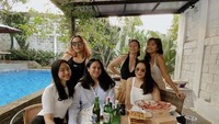 Pesta makan-makan pizza, menu yang ditampilkan di acara ngumpul-ngumpul Shalom dengan temannya semakin seru. Foto: Instagram @sharazaaa