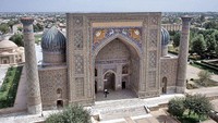 Bangunan ikonik lain yang berada di kawasan Samarkand adalah Sherdor Madrassah. Salah satu bangunan keagamaan abad XVII itu dibangun dengan gaya tradisional Asia Tengah. Dok. Uzbekistan.travel.  