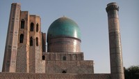 Samarkand merupakan salah satu kota di Uzbekistan dengan warganya yang khas sebagai campuran darah Eropa dan Asia. Keunikan itu membuat penduduk perempuan disebut-sebut adalah wanita tercantik di dunia. Tak hanya itu, kota ini juga memiliki beragam bangunan ikonik yang juga menjadi objek wisata andalan di sana, salah satunya Masjid Bibi Khanym. Dok. Uzbekistan.travel.