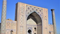 Terdapat sejarah panjang peradaban Islam di kota yang didirikan kira-kira 3.000 tahun lalu itu. Samarkand baru bisa ditaklukkan oleh kaum muslimin pada tahun 93 H/712 M, dan sejak itulah Islam mulai diterima kalangan luas masyarakat Samarkand. Pasca ditaklukan oleh Dinasti Umayyah, kota ini menjadi kota yang sangat maju dan menjadi pusat Islamisasi ke wilayah Asia Tengah. Di samping pusat Islamisasi, kota yang menjadi warisan budaya UNESCO ini juga pernah menjadi pusat budaya. Hal itu terlihat dari pertemuan tiga budaya, yaitu budaya Arab, budaya Barat dan budaya China. Observatorium Ulug Begh pun jadi salah satu peninggalan sejarah peradaban Islam yang masih ada di Samarkand. Dok. Uzbekistan.travel.