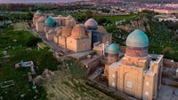 Bangunan bersejarah yang juga menjadi ikon Kota Samarkand adalah Shah-i-Zinda. Bangunan megah bagaikan istana ini diketahui merupakan makam yang dibangun sejak abad ke-11. Konon kabarnya Kompleks Shah-i-Zinda ini dipercaya sebagai makam dari Kusam ibn Abbas yang diketahui merupakan sepupu Nabi Muhammad SAW yang menyebarkan agama islam di kawasan tersebut pada abad ke-7. Selain itu, sejumlah tokoh lain juga diketahui dimakamkan di Kompleks Shah-i-Zinda, di antaranya Timur, seorang penguasa Islam Sunni dan Ulugbek yang merupakan sultan dari wilayah timur Persia. tak terkesan menyeramkan, kompleks makam ini justru jadi objek wisata favorit para pelancong di Samarkand. Dok. Uzbekistan.travel.