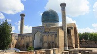 Mausoleum dari Gur-Emir juga merupakan salah satu bangunan ikonik dan objek wisata andalan di Samarkand. Tak heran, kawasan ini kerap ramai kedatangan para wisatawan yang berkunjung ke salah satu kota tua di Uzbekistan tersebut. Dok. Willard84 via Wikipedia.