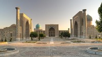 Samarkand merupakan salah satu kota bersejarah dalam peradaban Islam di Uzbekistan dan Asia Tengah. Bersama dengan Kota Bukhara, Samarkand menjadi pusat perkembangan budaya dan ilmu pengetahuan Islam. Ada beragam bangunan ikonik dan bersejarah yang dapat dikunjungi saat berwisata ke Samarkand, salah satunya adalah Registan. Dok. Ekrem Canli via Wikipedia.
