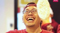 Meskipun Zaky sudah masuk dalam deretan orang terkaya di Indonesia, ia tampaknya masih tetap jadi pribadi yang sederhana. Lihat momennya saat ikut lomba makan kerupuk ini.  Foto: instagram @achmadzaky