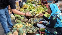 Lewat instagramnya @achmadzaky, ia juga hobi posting momen saat belanja. Seperti ketika belanja buah di pasar tradisional ini. Wah borong buah apa ya? Foto: instagram @achmadzaky