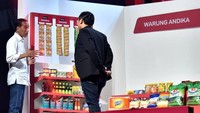 Masih bersama Presiden Jokowi, kali ini Zaky berpose saat diskusi soal warung yang akan dijadikan mitra Buka Lapak. Di panggung acara sudah ada miniatur warung sembako.  Foto: instagram @achmadzaky