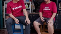 Zaky kali ini berpose dengan pemilik warung sembako yang menjadi mitra Buka Lapak. Duduk santai sambil ngobrol di depan warung memang paling seru. Foto: instagram @achmadzaky