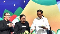 Bukan hanya dengan keluarga dan teman, momen kulineran Zaky bersama Presiden Jokowi pun tampak seru. Foto ini diambil ketika Presiden Jokowi menghadiri ulang tahun Buka Lapak yang ke-9.  Foto: instagram @achmadzaky