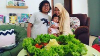 Potret ini diambil saat Zaky masih berambut gondrong. Sebuah nasi tumpeng lengkap dengan lauk jadi hadiah ulang tahun untuk sang istri. Foto: instagram @achmadzaky