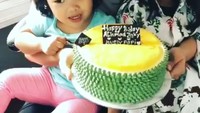 Bersama keluarga dan teman-temannya, Zaky kerap mengabadikan momen kulineran. Seperti saat merayakan ulang tahun bersama dua anaknya. Mereka sudah siap tiup lilin.  Foto: instagram @achmadzaky