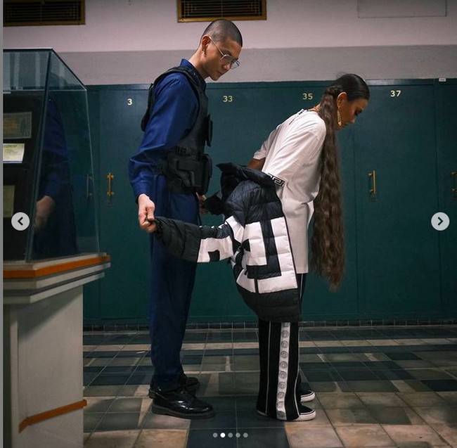 Oversized jacket juga menjadi fashion item andalan ketika ingin bergaya kompak. (Foto: Instagram/@adamrxsydi)