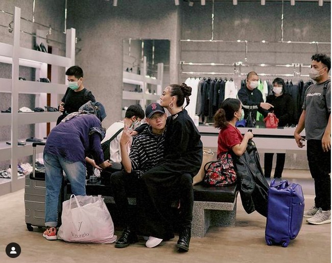 Saat belanja pun, mereka tetap bergaya senada. (Foto: Instagram/@adamrxsydi)
